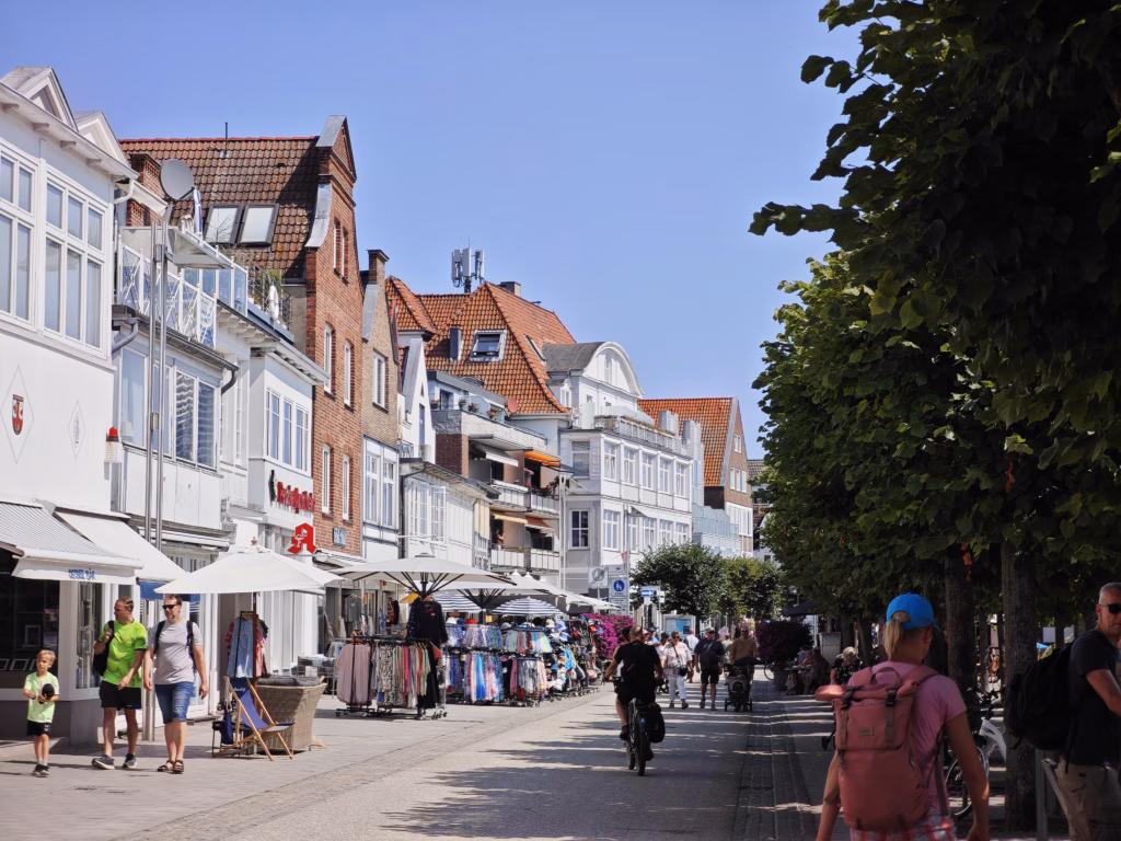 Die Fußgängerzone in Travemünde mit Kindern