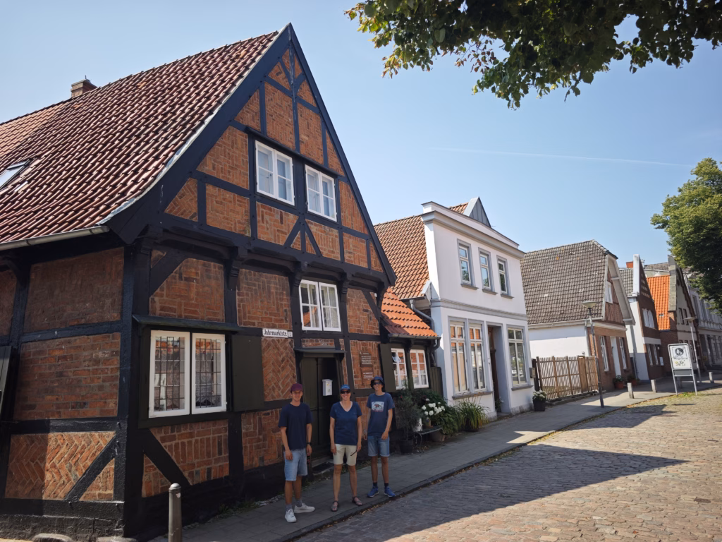 Kopfsteinpflaster und Backsteinfassaden in der Altstadt Travemünde