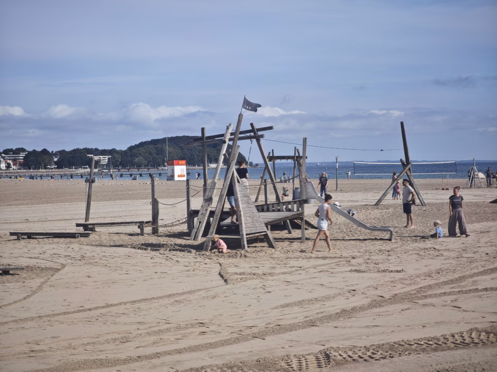 Perfekt in Travemünde mit Kindern - der Spielplatz direkt am StrandPerfekt in Travemünde mit Kindern - der Spielplatz direkt am Strand