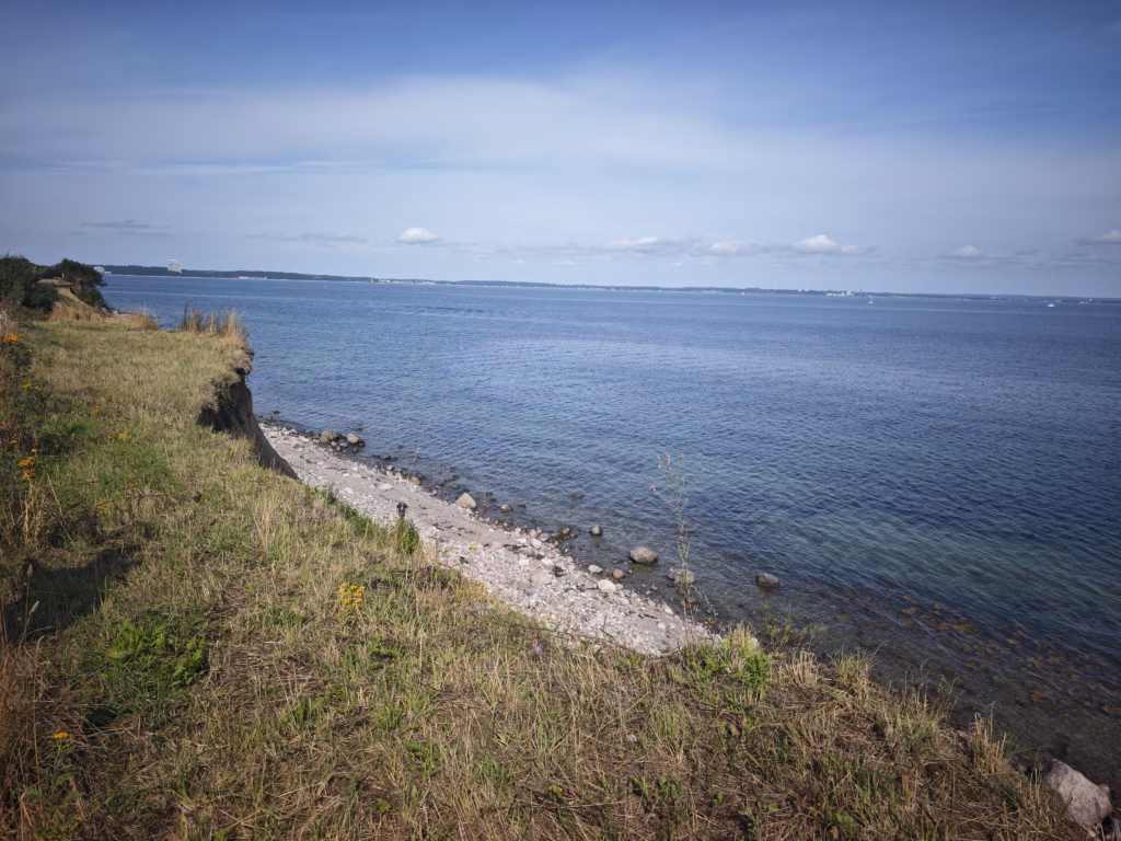 Blick vom Hochufer zum Strand an der Ostsee