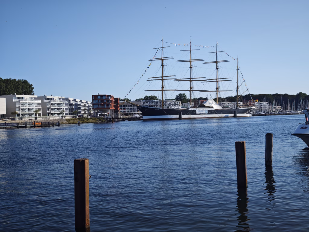 Spaziergang in Travemünde mit Kindern - mit Blick auf das Passath Schiff