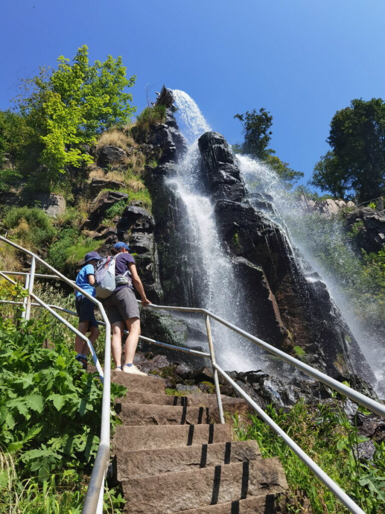 Aufstieg am Trusetaler Wasserfall über die steilen Stufen