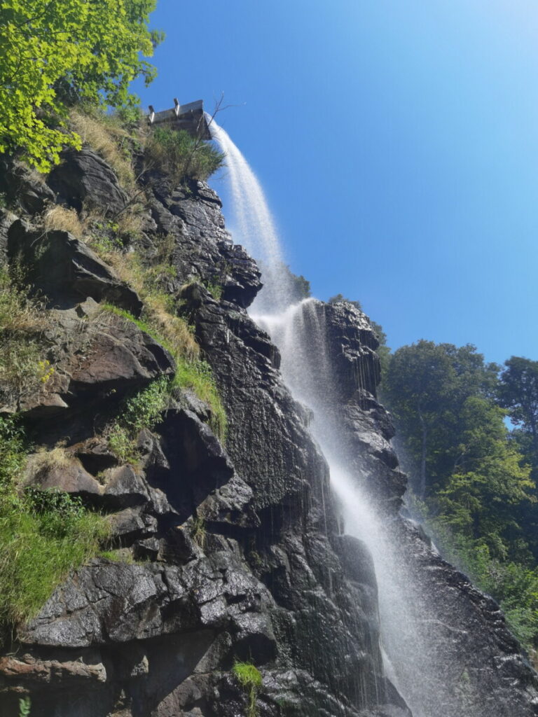 Der feuchte Wassernebel beim Trusetaler Wasserfall - besonders angenehm an heißen Sommertagen