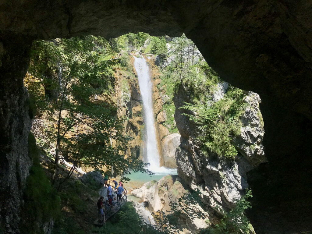 Der Blick aus den Felsen in der Tscheppaschlucht auf den Tschauko Wasserfall