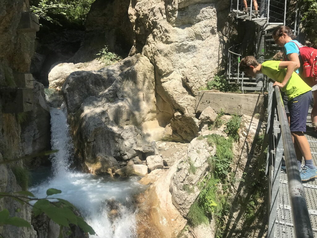 Der Aufstieg aus der Tscheppaschlucht hinauf zur Teufelsbrücke