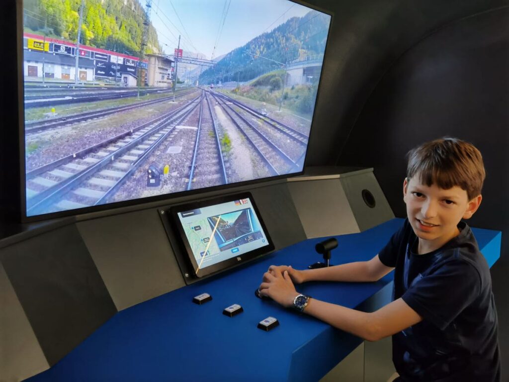 Ein Highlight in den Tunnelwelten: Dank Zugsimulator können die Kinder einen Zug steuern