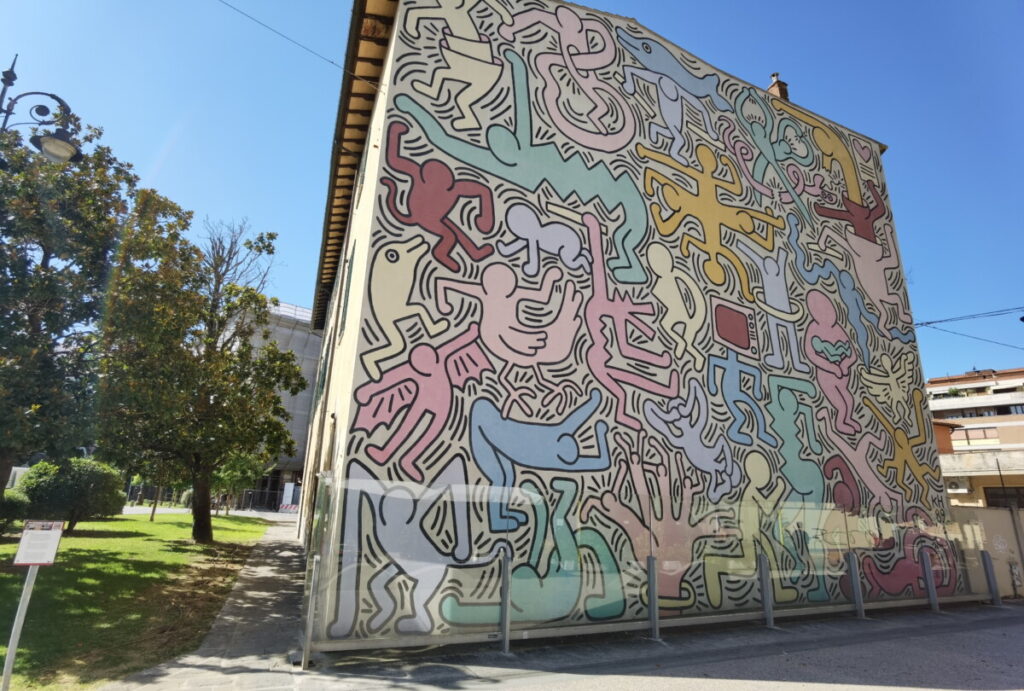 Moderne Kunst an der Hausfassade: Das berühmte Tuttomondo von Keith Haring