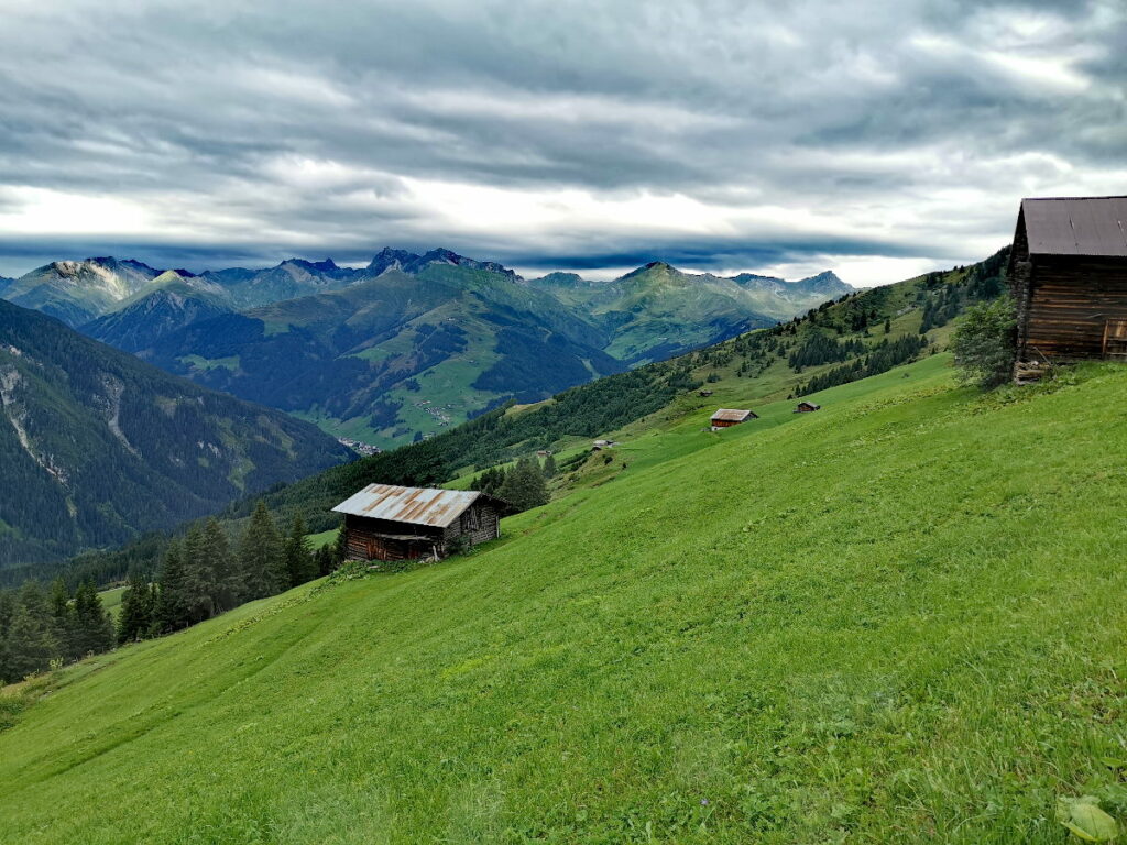 Ausblick über das Tuxer Tal mit seinen Gipfeln