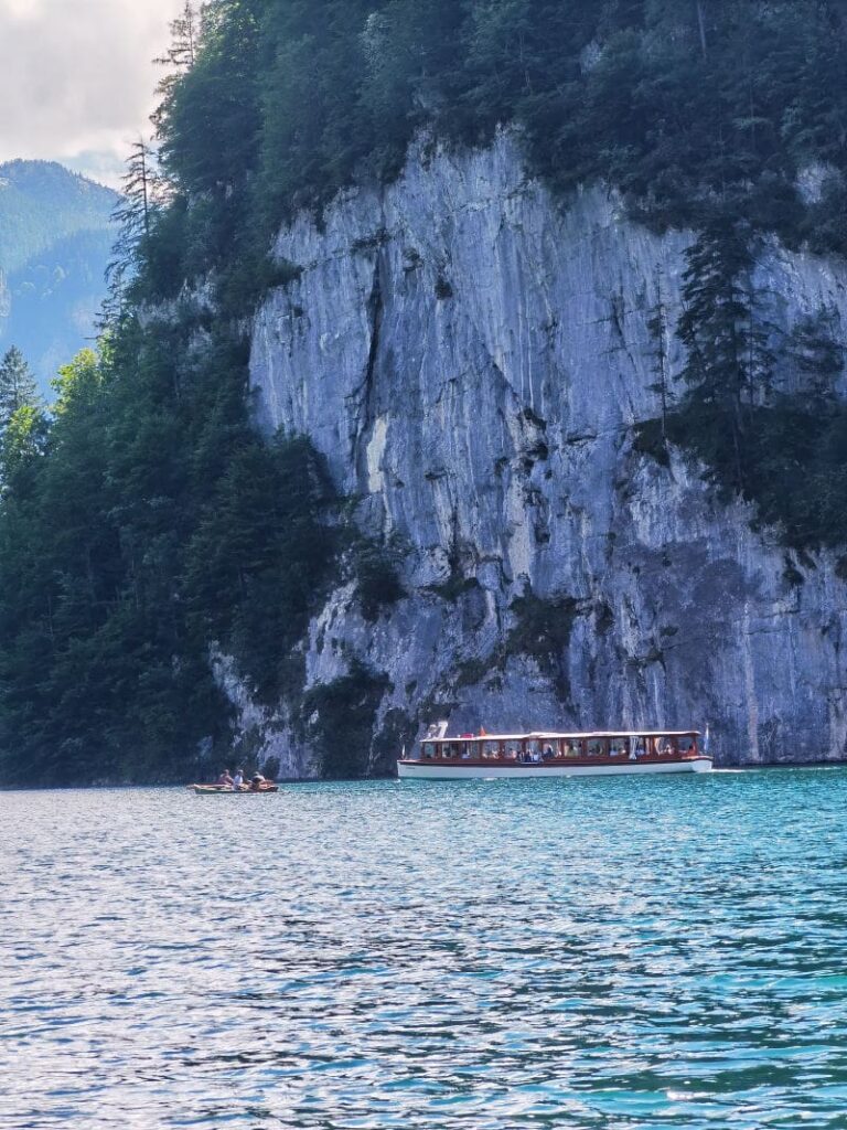 Imposant am Königssee mit Kindern - die steilen Felswände fallen senkrecht in den See