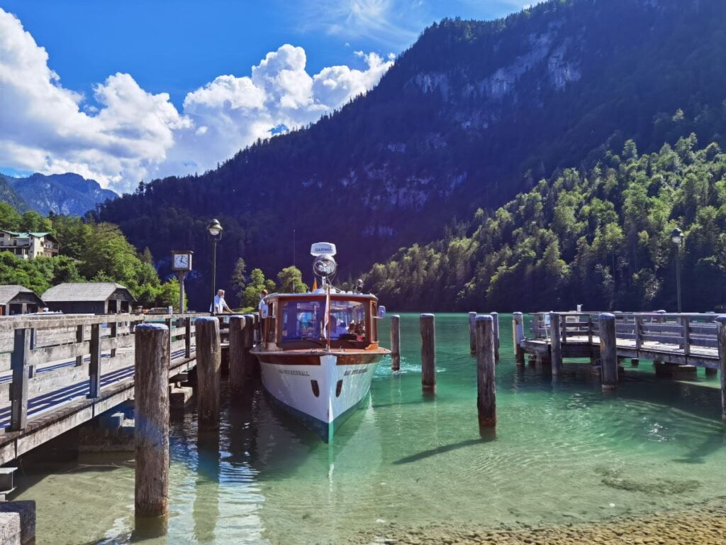 Ende der Tour über den Königssee mit Kindern - die Schiffsanlegestelle in Schönau