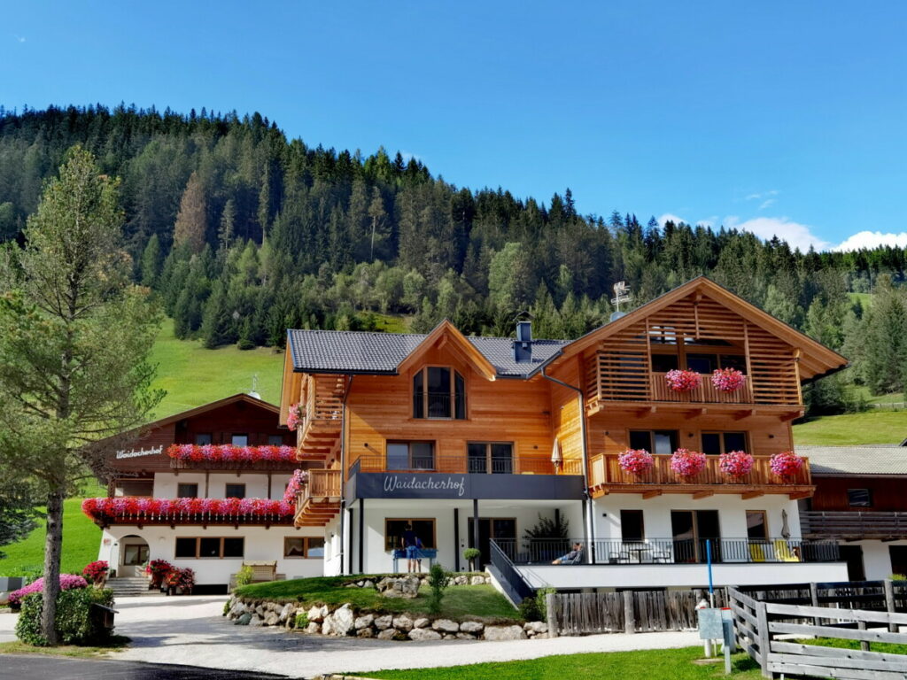 Urlaub auf dem Bauernhof Südtirol - in diesem modernen Haus sind die Ferienwohnungen im Waidacherhof