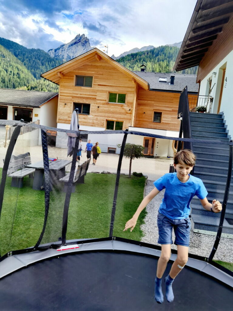 Urlaub auf dem Bauernhof Südtirol mit Trampolin
