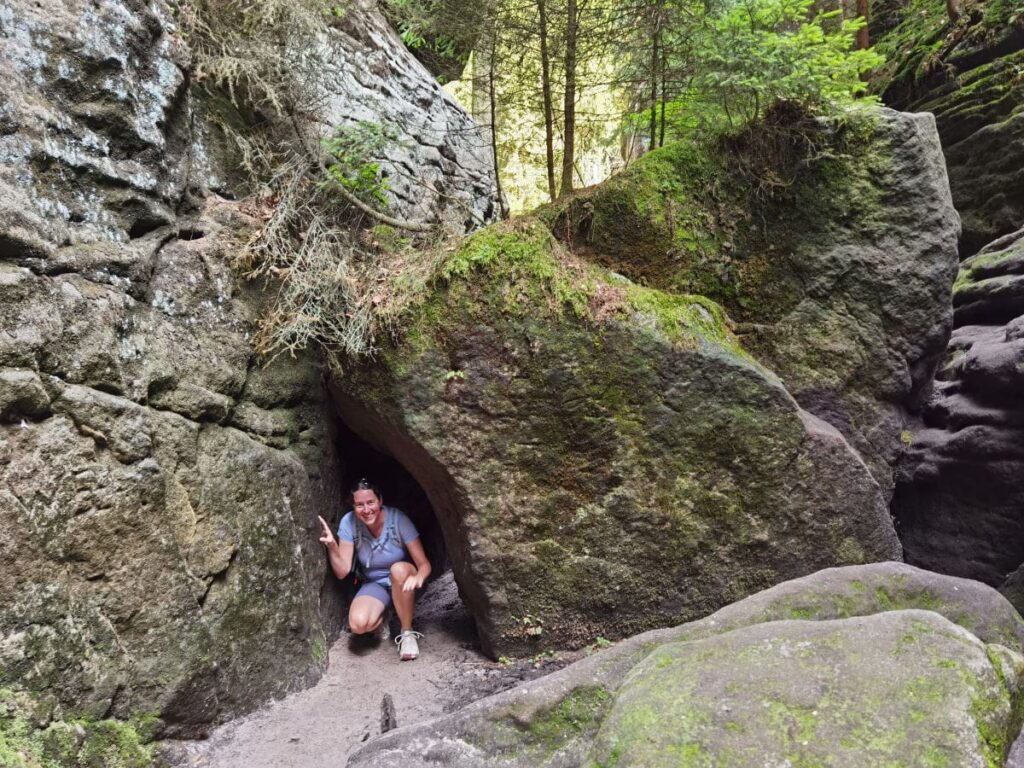 Uttewalder Grund Wanderung - im Entengang zwischen den schmalen Felsen in der Teufelsschlucht