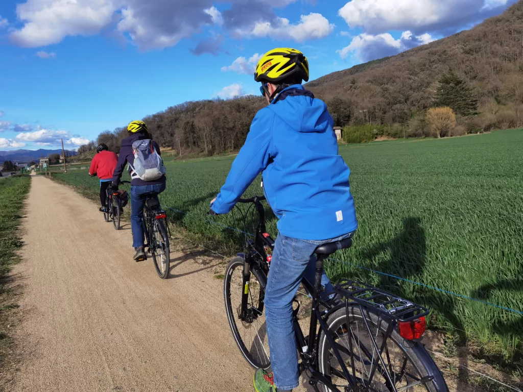 Radtour durch das Vall en Bas - zwischen Wiesen und Felsen von Olot nach Sant Esteve d´en Bas