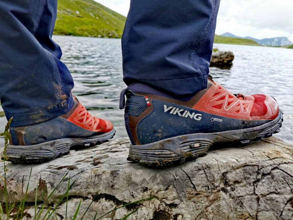 Nicht ohne Wanderschuhe am Loser wandern! Wir waren mit unseren halbhohen Viking Wanderschuhen sicher unterwegs.