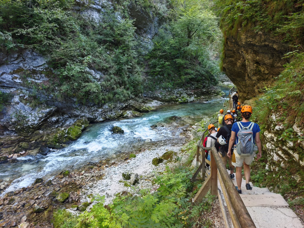 Türkisblaues Wasser und viele Gumpen prägen die Vintgar Klamm