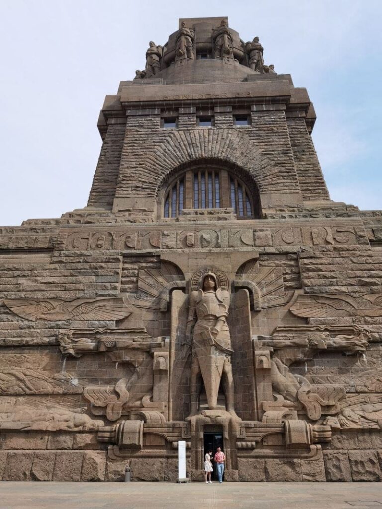 Riesig: Das Völkerschlachtdenkmal Leipzig - vergleich mal die Größe des Gebäudes mit den Menschen am Eingang