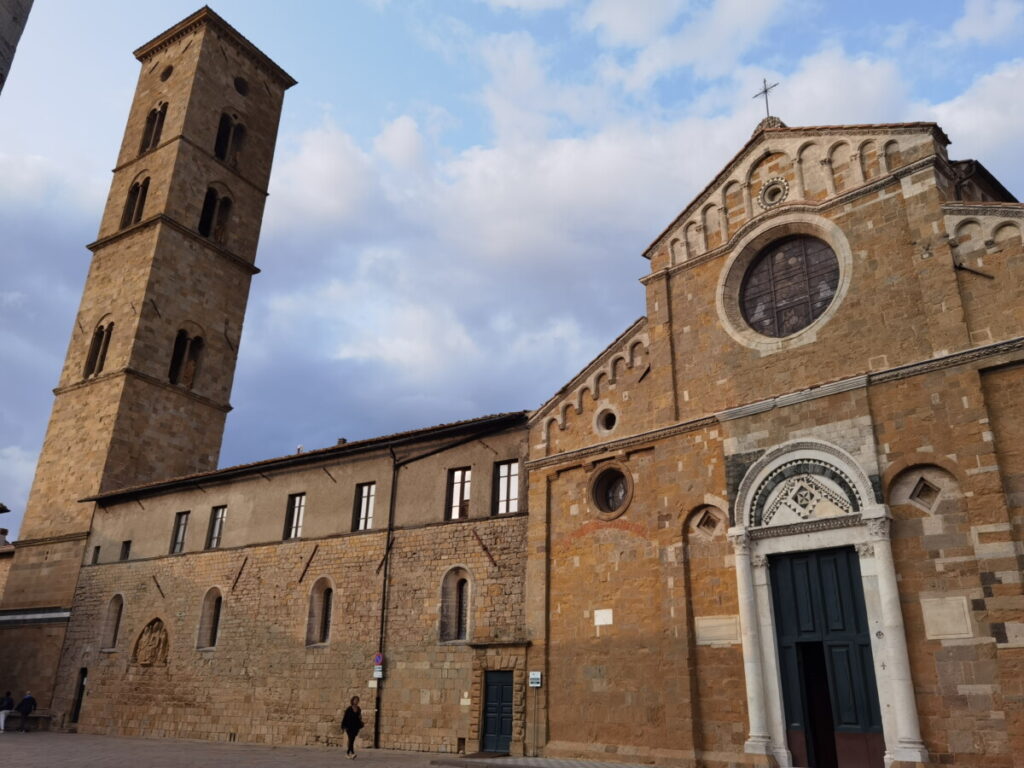 Die Kathedrale Mariä Himmelfahrt und das Baptisterium sind weitere Volterra Sehenswürdigkeiten