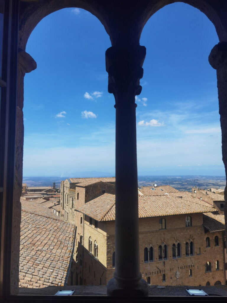 Unbedingt hinauf in den Rathausturm Volterra - dort hast du einen gigantischen Ausblick!