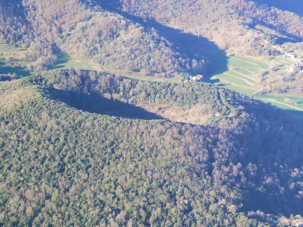 Von oben kannst du gut die Vulkankrater der Garrotxa erkennen