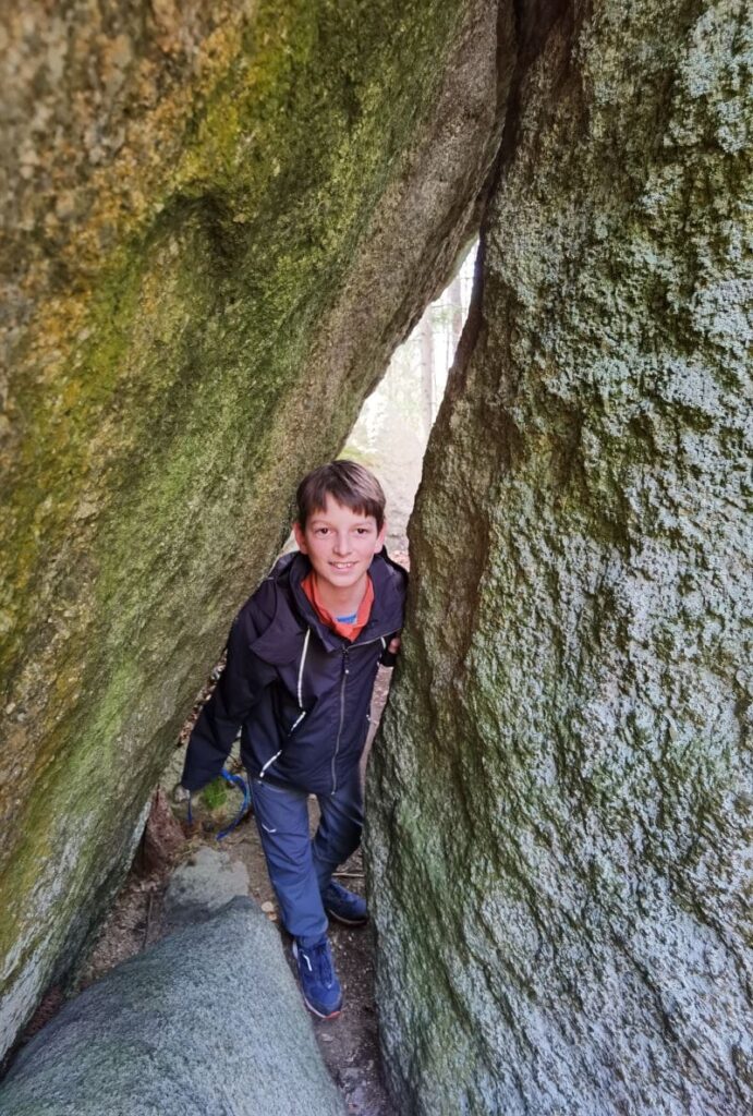 Willkommen im Felsenlabyrinth - zwischen den meterhohfen Felsen sind immer wieder Schlüpflöcher!