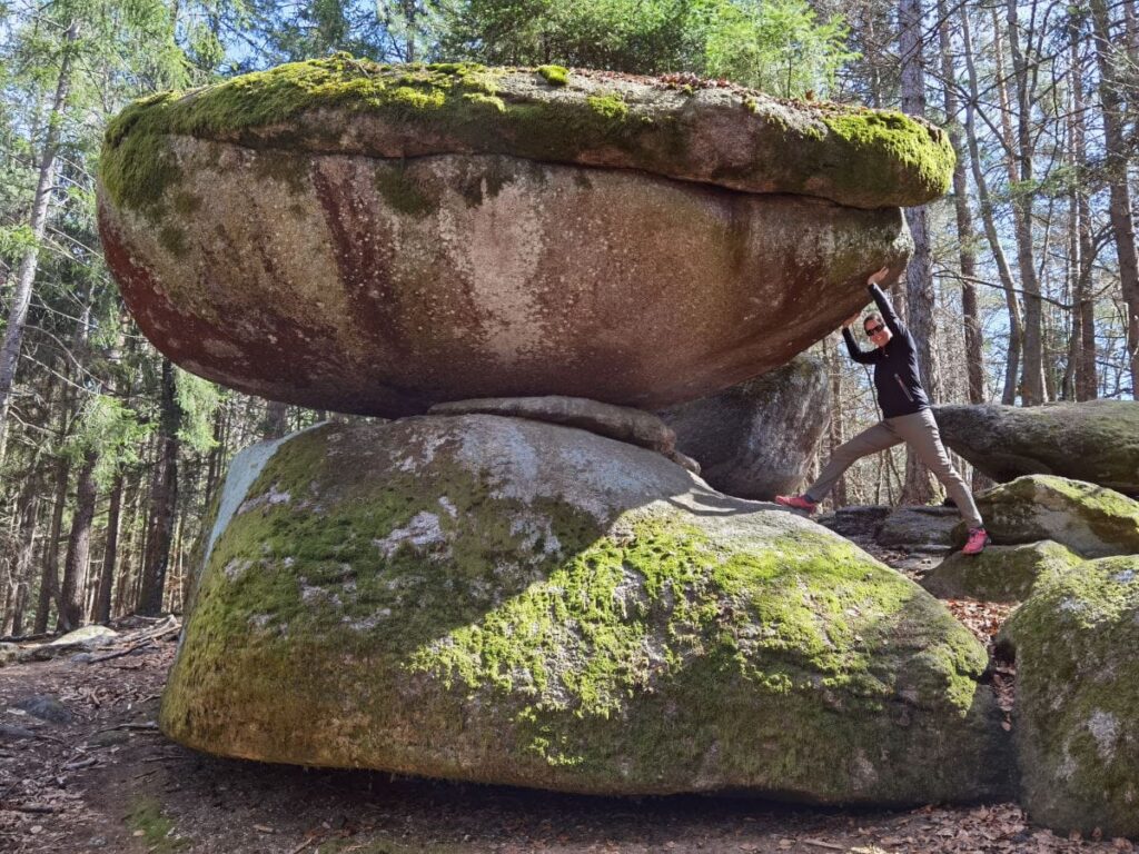 Das ist der Wackelstein Thurmansbang - 50 Tonnen schwer und du kannst ihn zum Wackeln bringen!