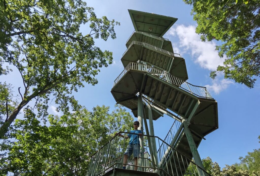 Über viele Stufen hinauf auf den Wackelturm Leipzig mit Kindern