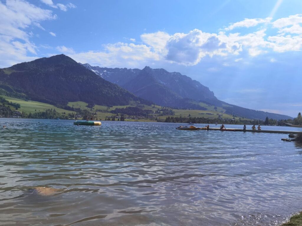 Ausflug bei Hitze oder gleich ein paar Tage Familienurlaub? Hier der Tipp für das Familienhotel am See in Tirol