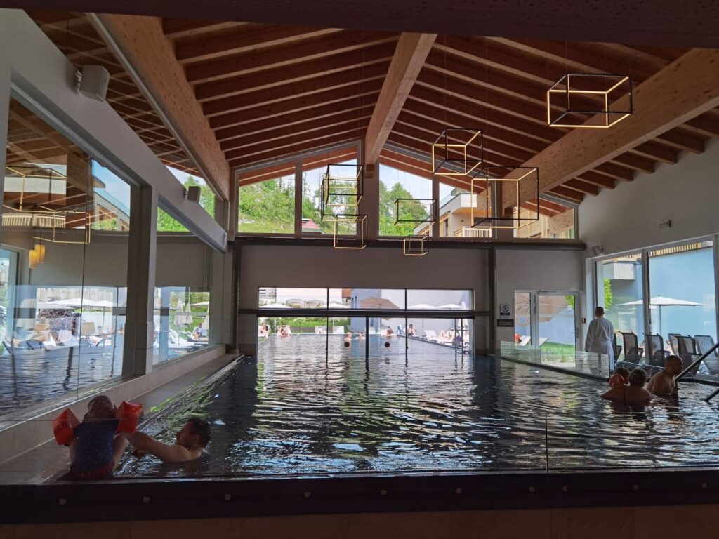 Entspannung im Walchsee Familienhotel mit Pool innen