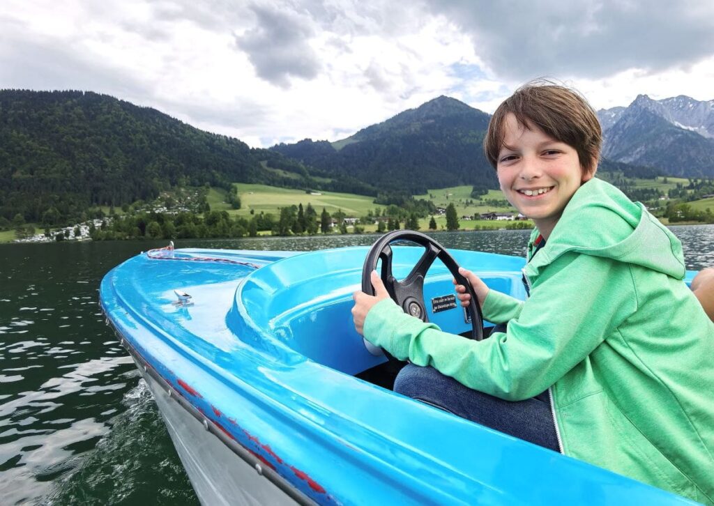 Ein Riesenspaß: Bootstour über den Walchsee mit Kindern