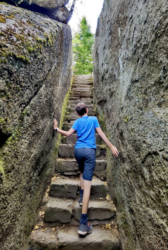 Erlebnisreich Wandern mit Kindern in Bayern: Durch die Felsen im Fichtelgebirge