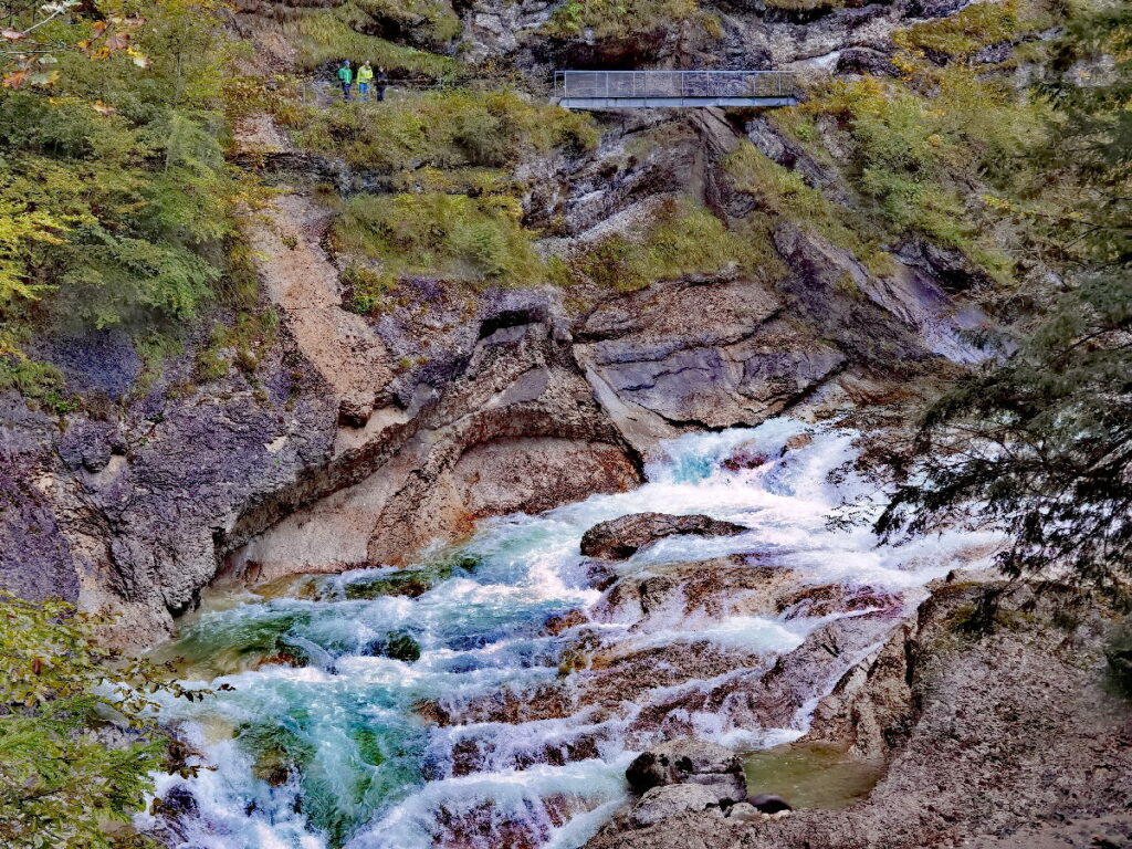 So macht wandern mit Kindern Spaß: Am rauschenden Bergbach wandern unsere Kinder immer gerne - Klammwanderungen mit Kindern sind kurzweilig!