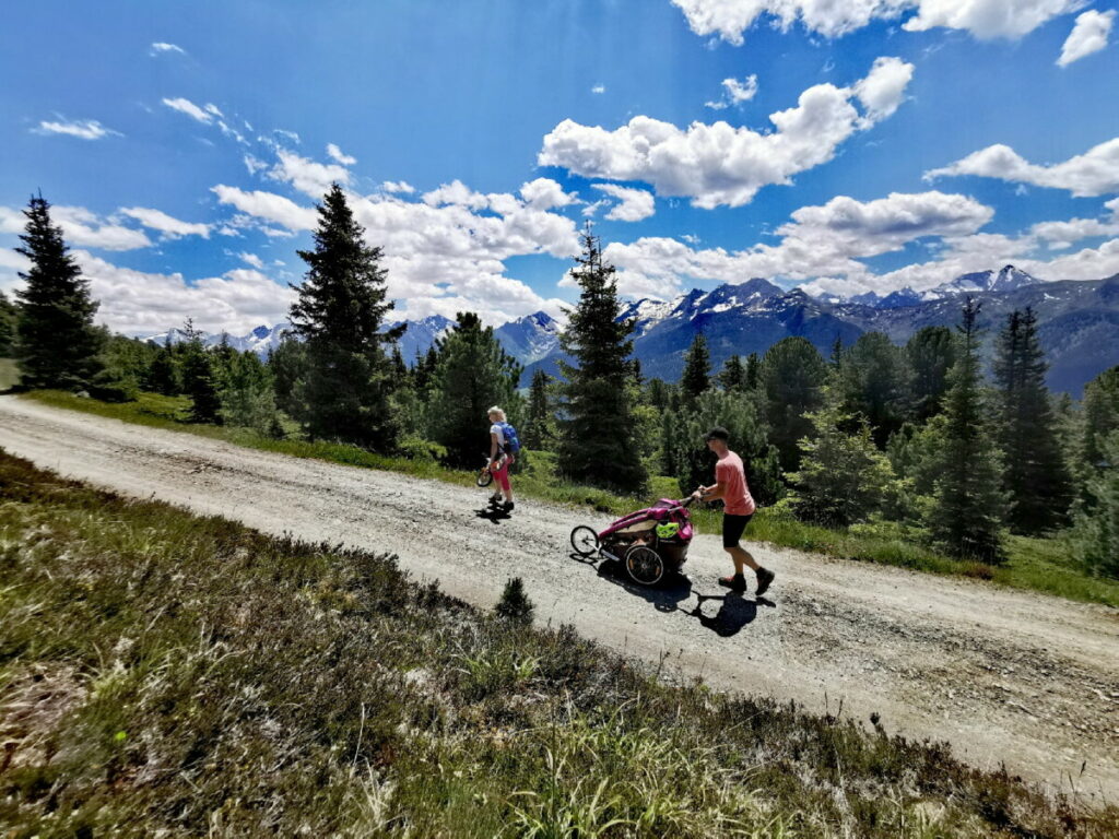 So schön ist das Wandern mit Kinderwagen in Tirol - wir zeigen die besten Touren