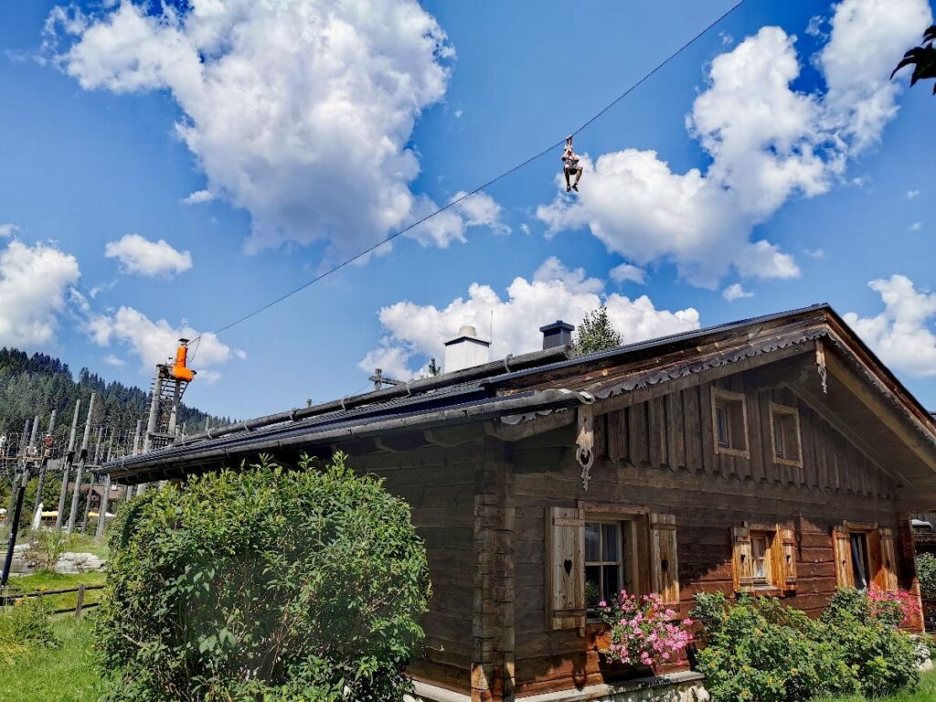 Erst wandern mit Kindern im Salzburger Land: Danach im Hüttendorf Almlust geniessen - oder mit dem Flying Fox über das Almdorf