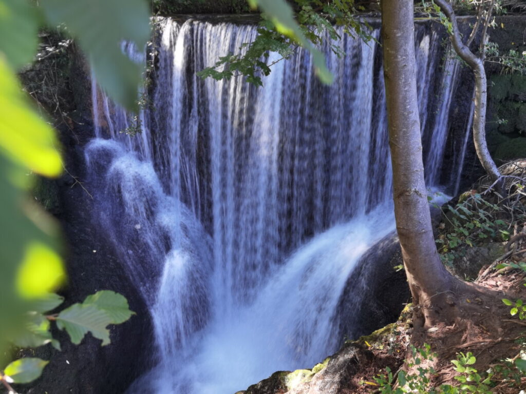 Früher hat das Wasser in Roggia Mühlen angetrieben - bei den Wasserfällen siehst du Relikte davon