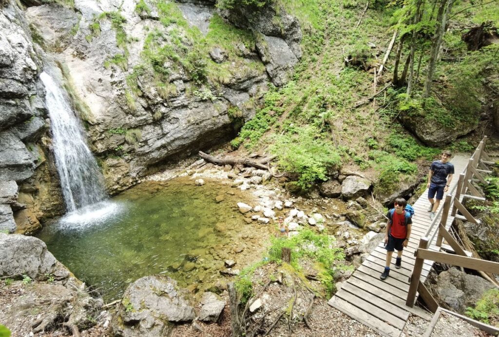 Zum Lochner Wasserfall am Walchsee mit Kindern wandern