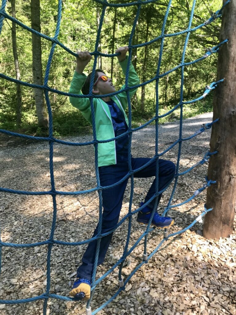 Eine Wanderung zu einem natürlichen Spielplatz im Zillertal am großen Wasserfall in Hart