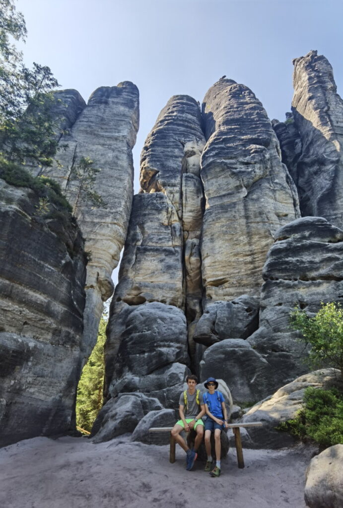 Pause am höchsten Punkt der Weckelsdorfer Felsenstadt - mit diesen imposanten Felsen