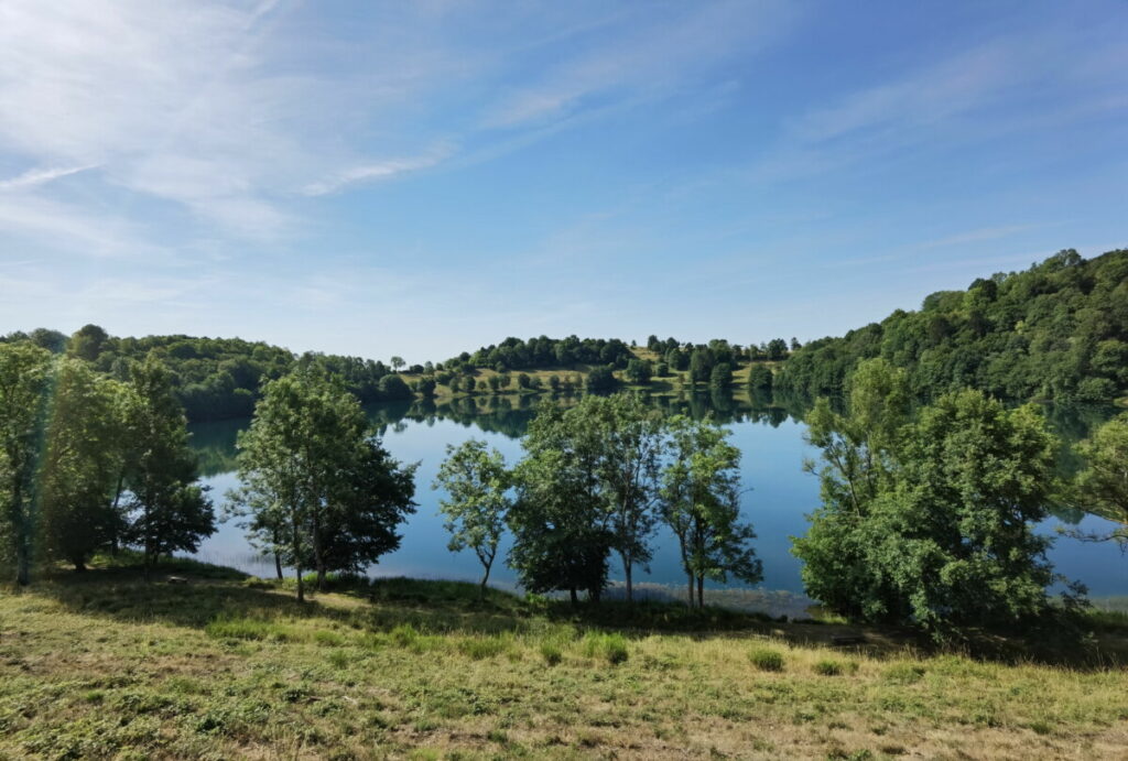 Einmal rund um das Weinfelder Maar in der Eifel mit Kindern