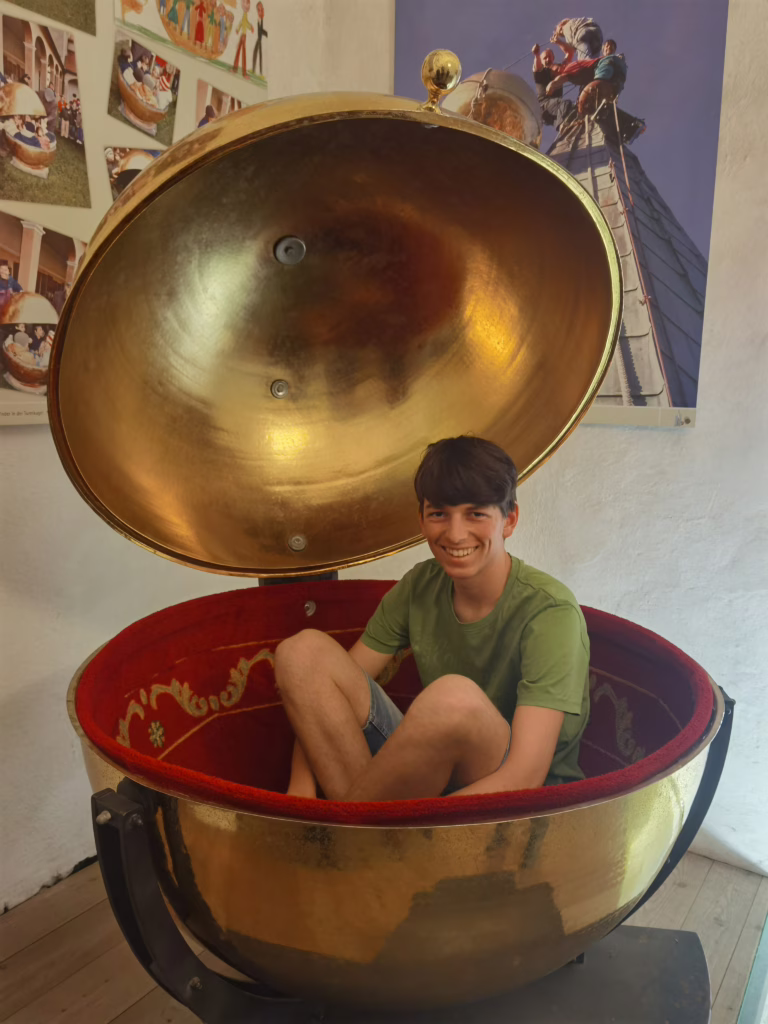 Im Weißen Turm kannst du dich einmal in eine Zeitkapsel setzen