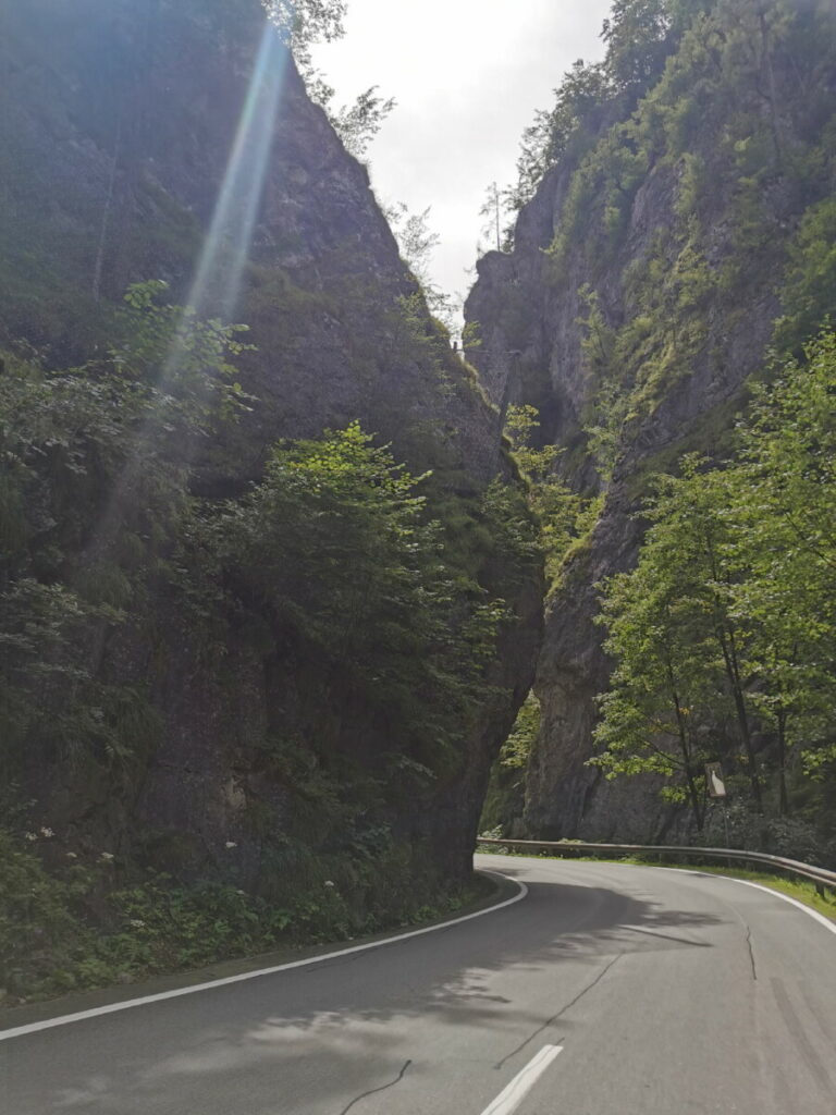 Die Fahrt mit dem Auto durch die Weizklamm - die Rechbergstraße B64 führt durch die Klamm 