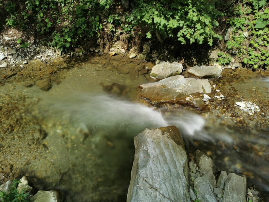 Das rauschende Wasser der Weiz neben der Straße