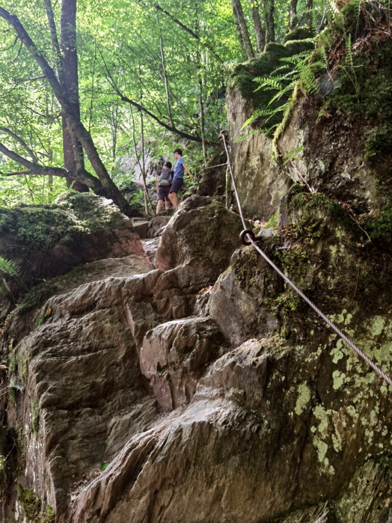 Wie schwierig ist die Baybachklamm? Die anspruchsvollste Stelle ist mit Drahtseil gesichert. 