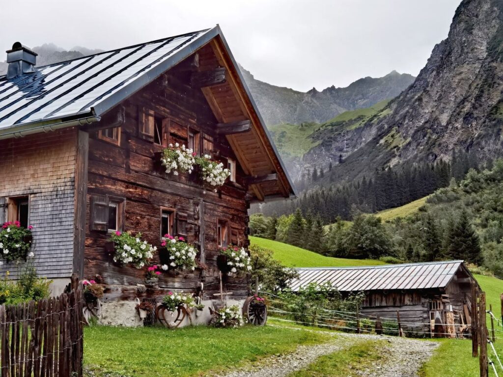 Durch das Wildental zum Wasserfall wandern - unterwegs kommst du bei einigen urigen Hütten vorbei