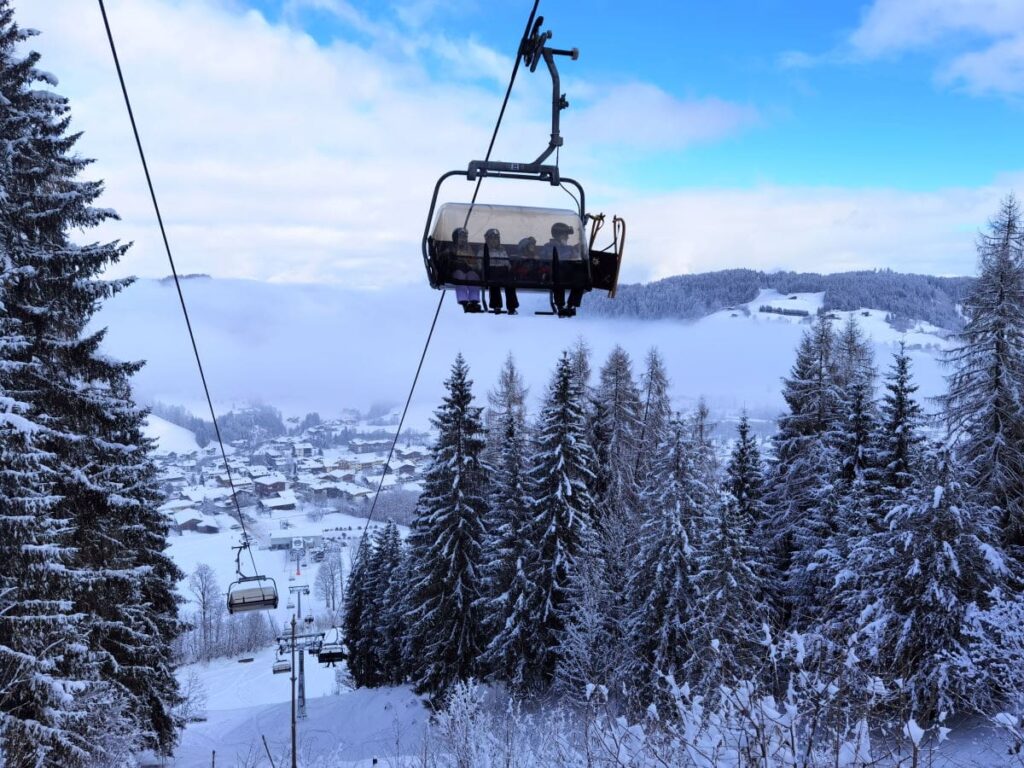 In der Wildschönau rodeln mit Lift: Von Niederau geht es gemütlich mit dem Lift hinauf