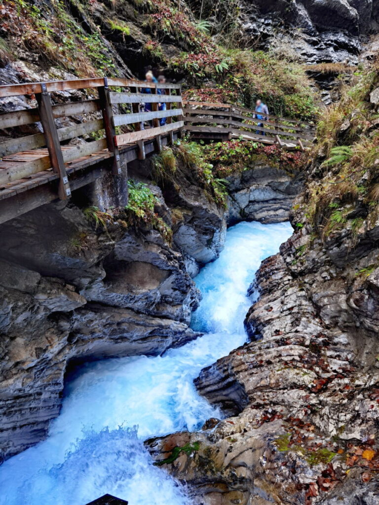 Die Wimbachklamm Wanderung führt über den hölzernen Steg