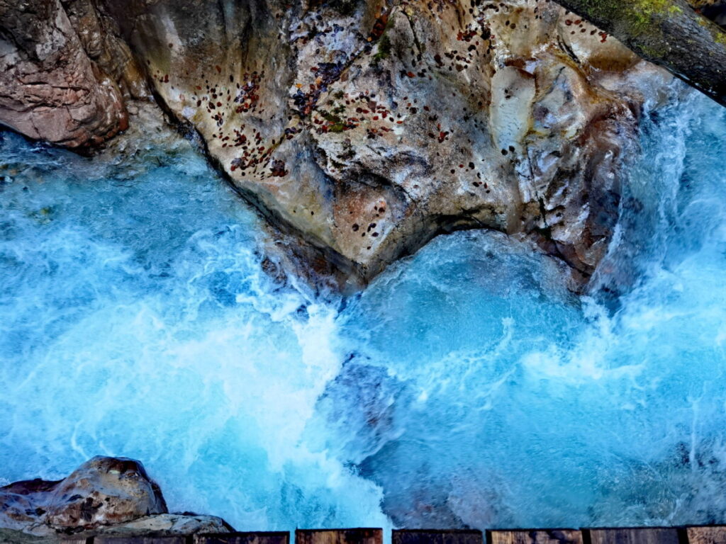 Blick ins tosende Wasser neben dem Wanderweg