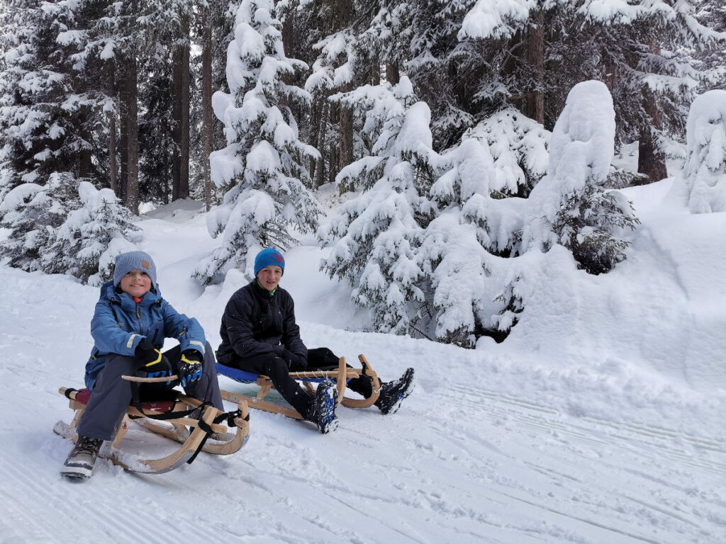 Auch das ist Winterurlaub Deutschland mit Kindern - Rodeln und Schlittenfahren
