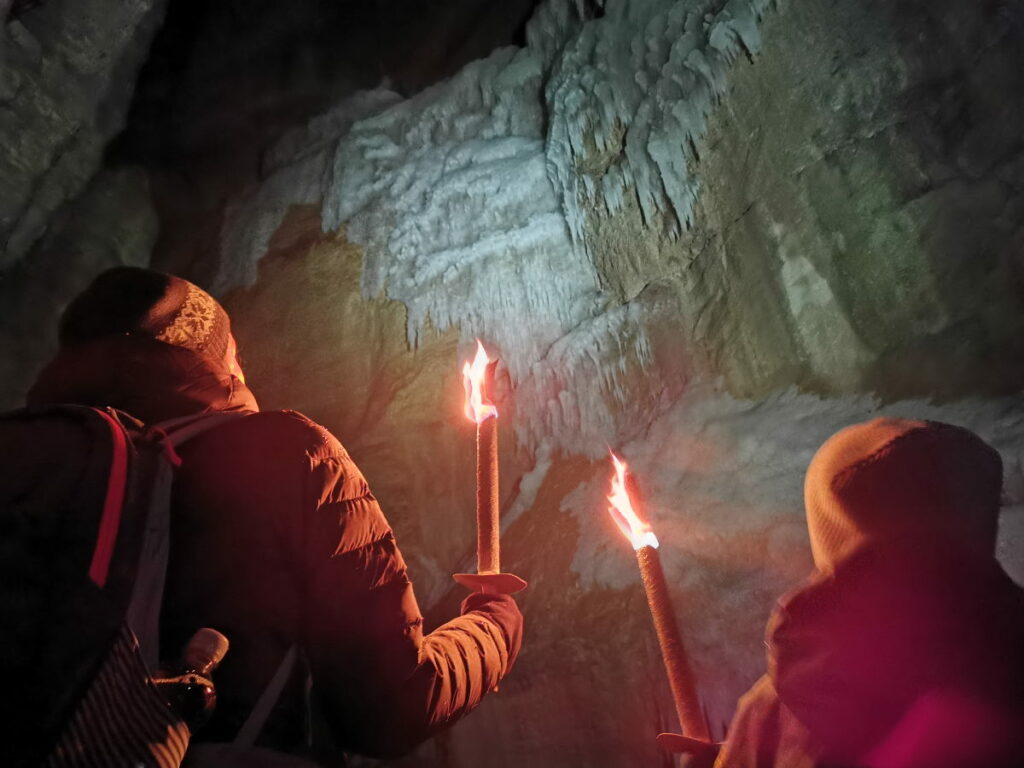 Besonderes Erlebnis im Winterurlaub mit Kindern - unsere Fackelwanderung durch die Klamm