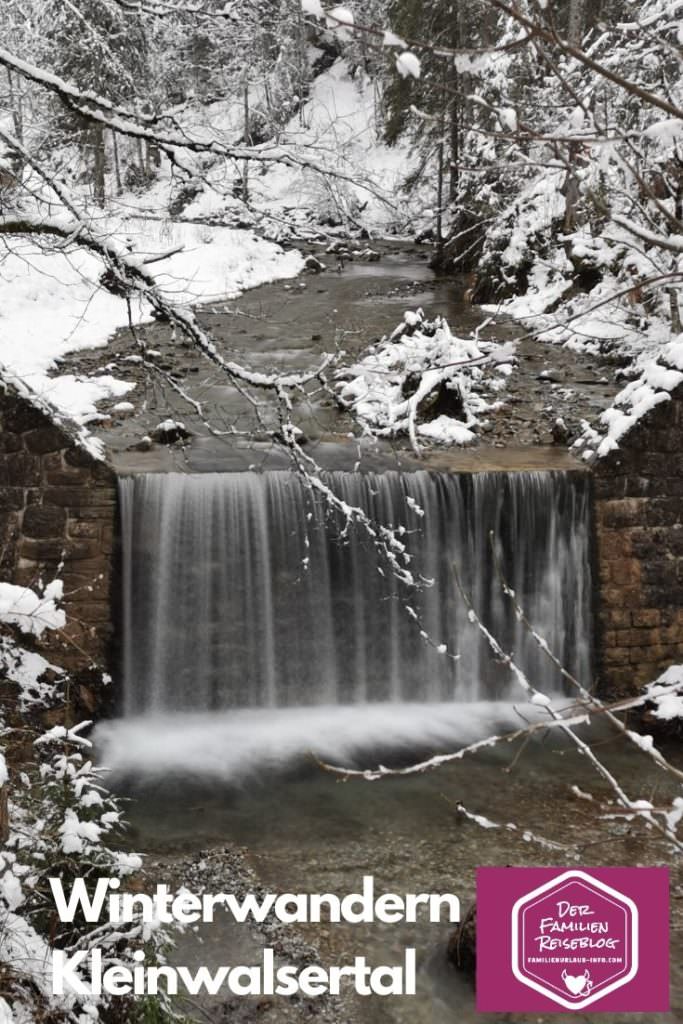 Winterwandern Kleinwalsertal am Wasser entlang, bis zur Wegabzweigung